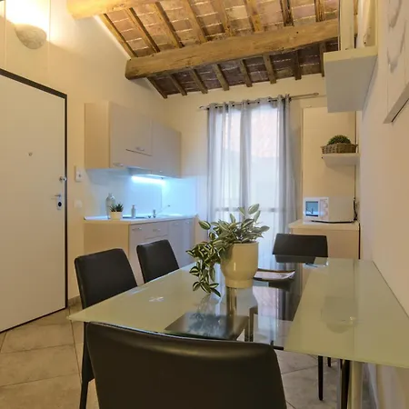 아파트 Imola Suites